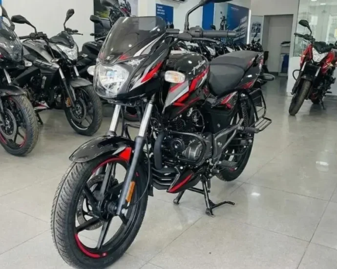 Bajaj Pulsar 125 2026 मॉडल शोरूम में,
